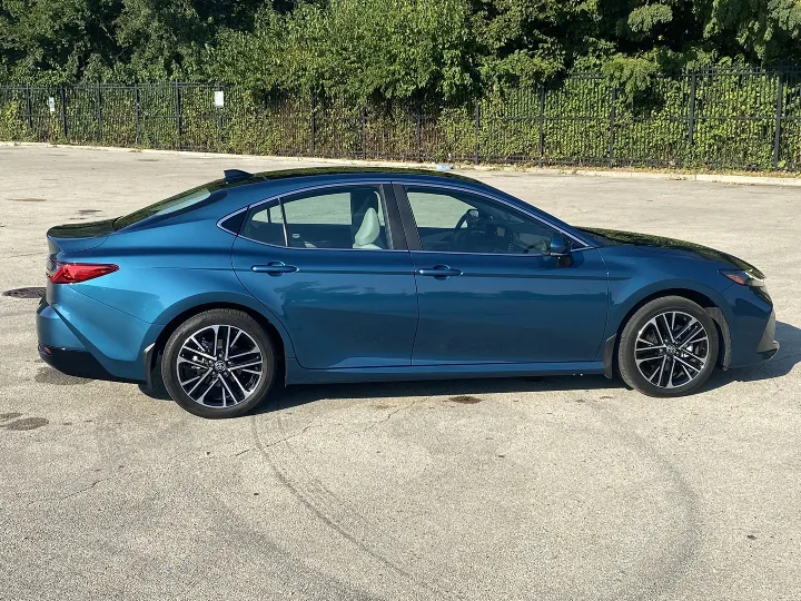 Toyota Camry XLE Hybrid 2024